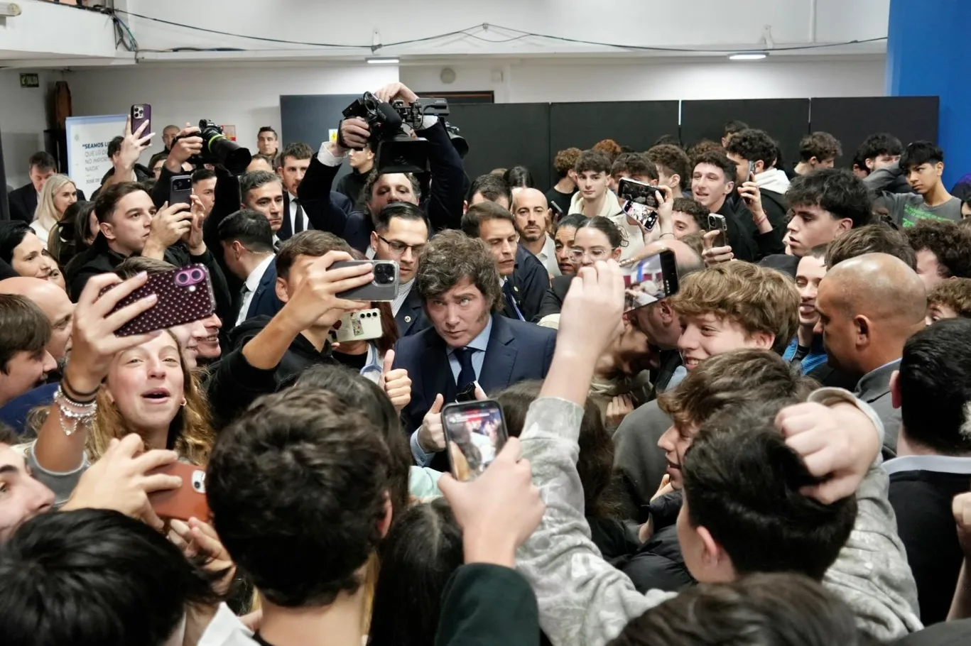 Javier Milei brindó una charla en la Escuela ORT y fue ovacionado por alumnos del colegio