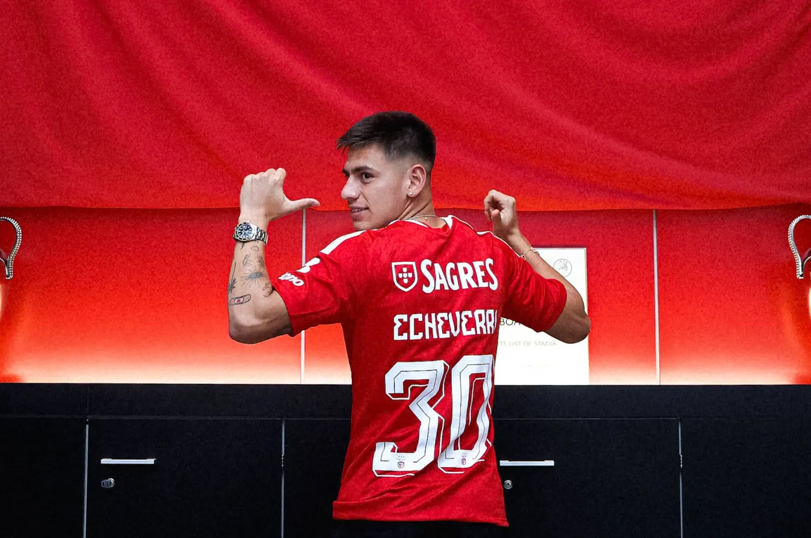 Echeverri was presented at Benfica and will wear the number 30 left by Otamendi