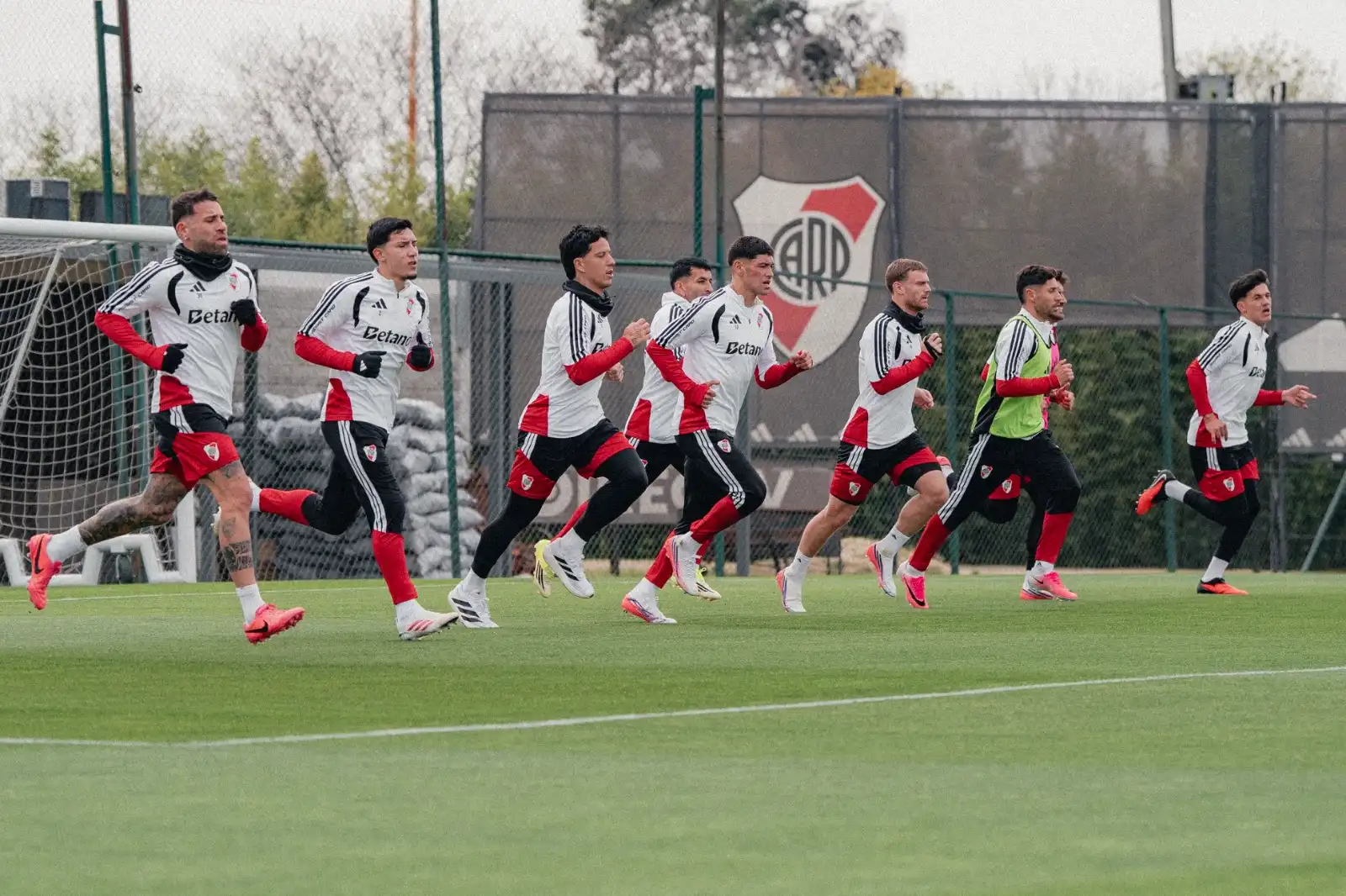 River entrenó sin los convocados de Scaloni y evalúa un amistoso con Vélez