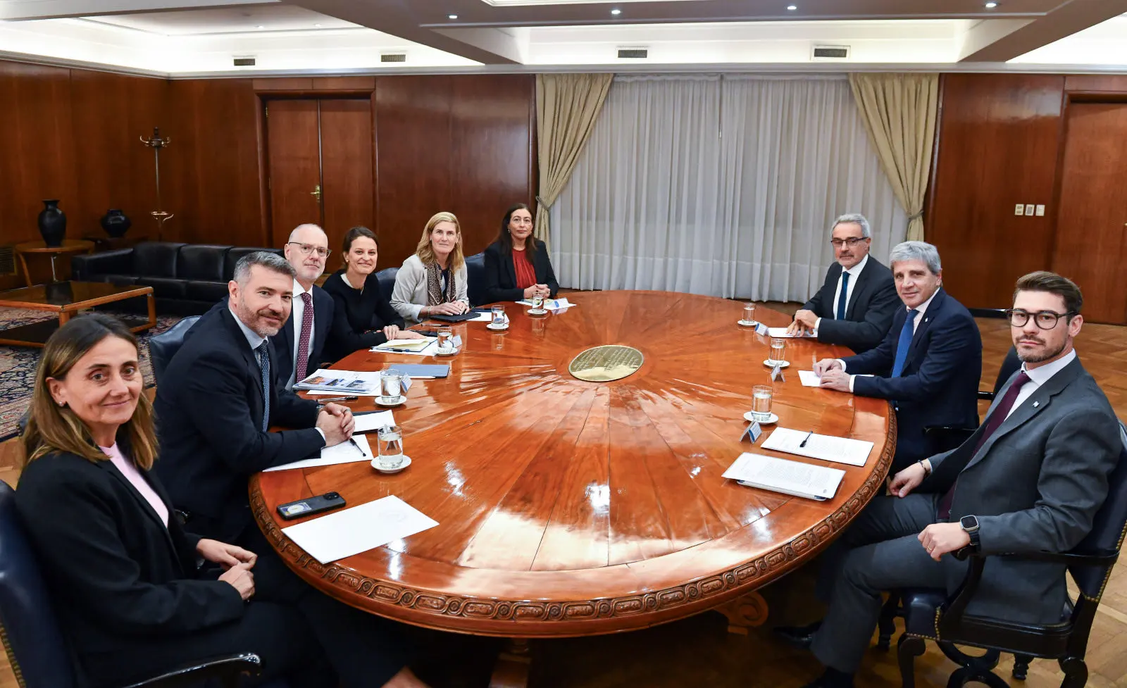 Luis Caputo junto a autoridades del Banco Mundial.