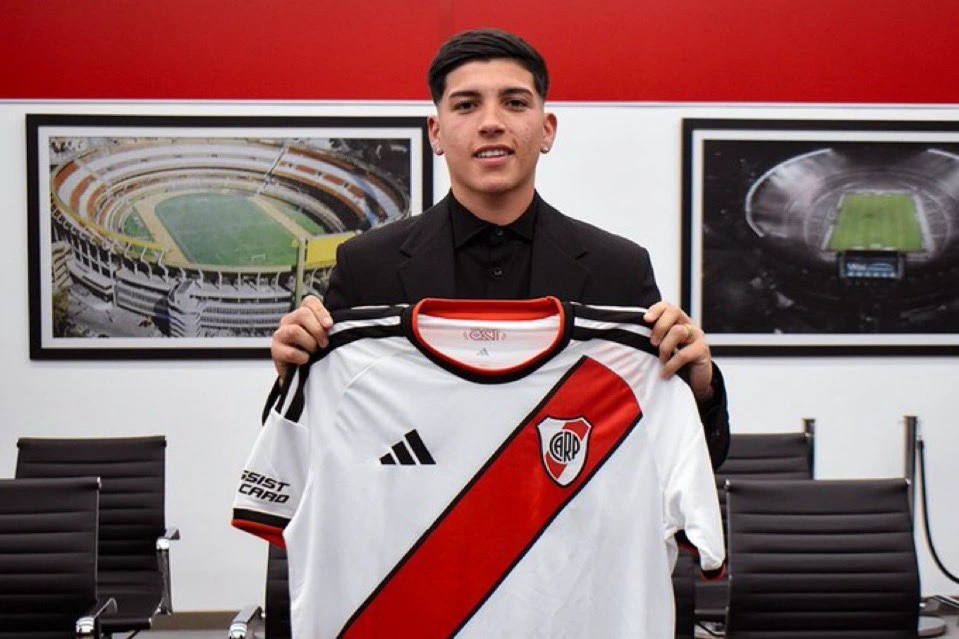 Nuevo blindaje en River: Bruno Cabral firmó su primer contrato profesional y quedó con una claúsula de €100 millones