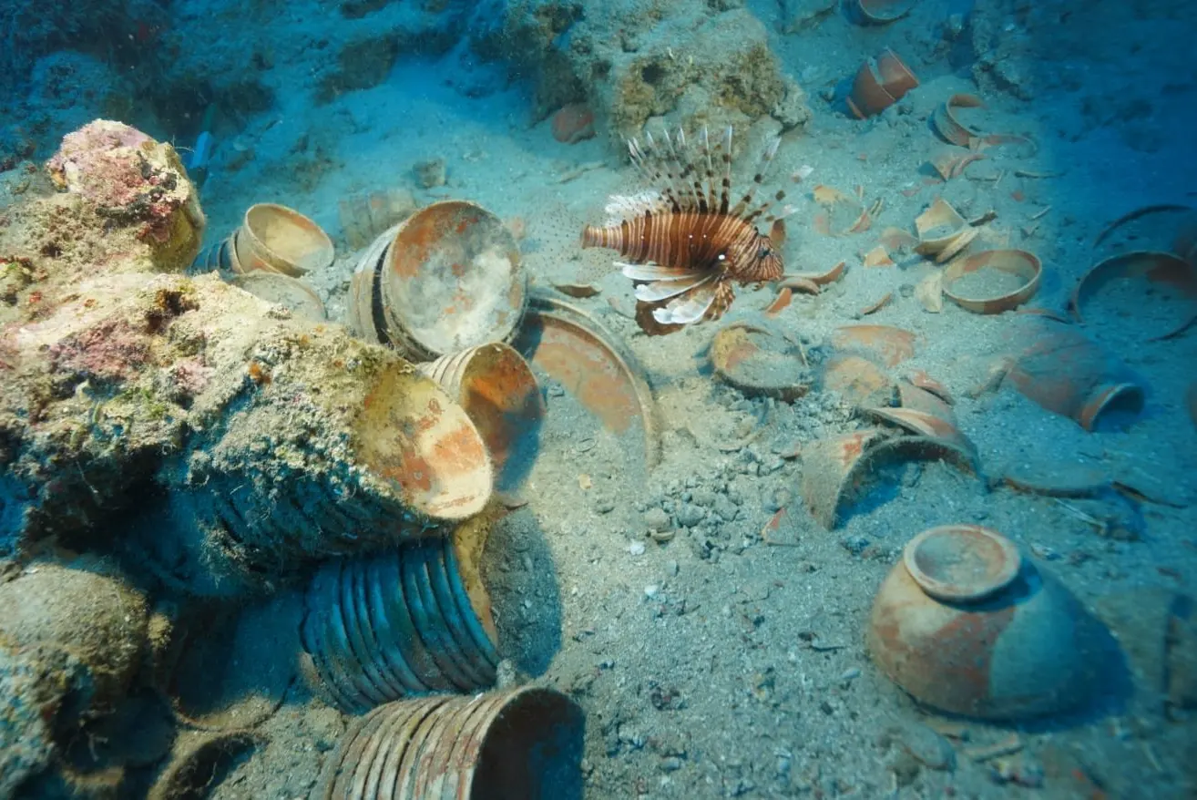Hallan un barco romano de hace 2.100 años con más de 6.500 piezas de vajilla de lujo intactas