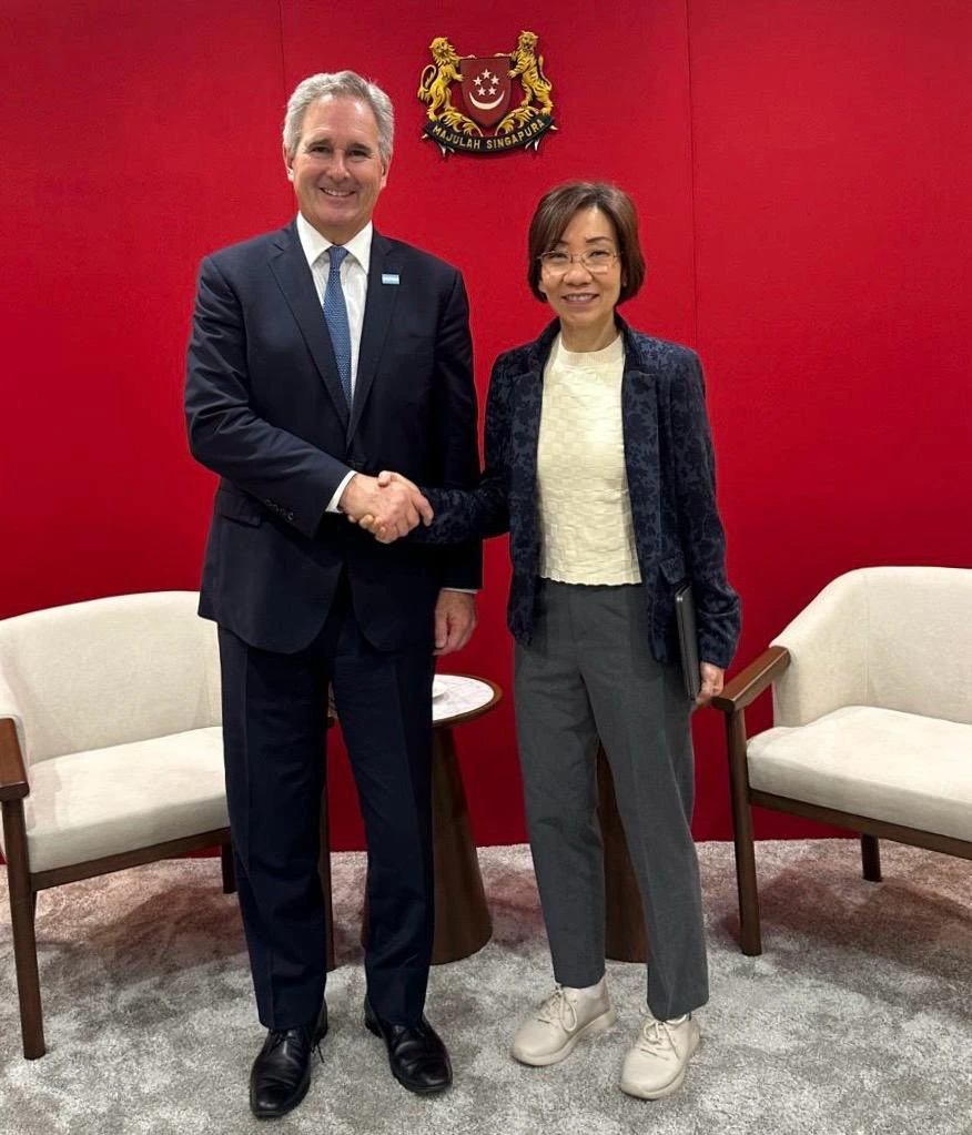 Pablo Quirno junto a Grace Fu.