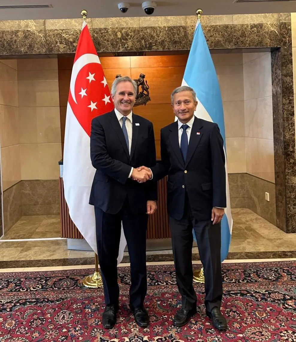 Pablo Quirno junto a Vivian Balakrishnan.
