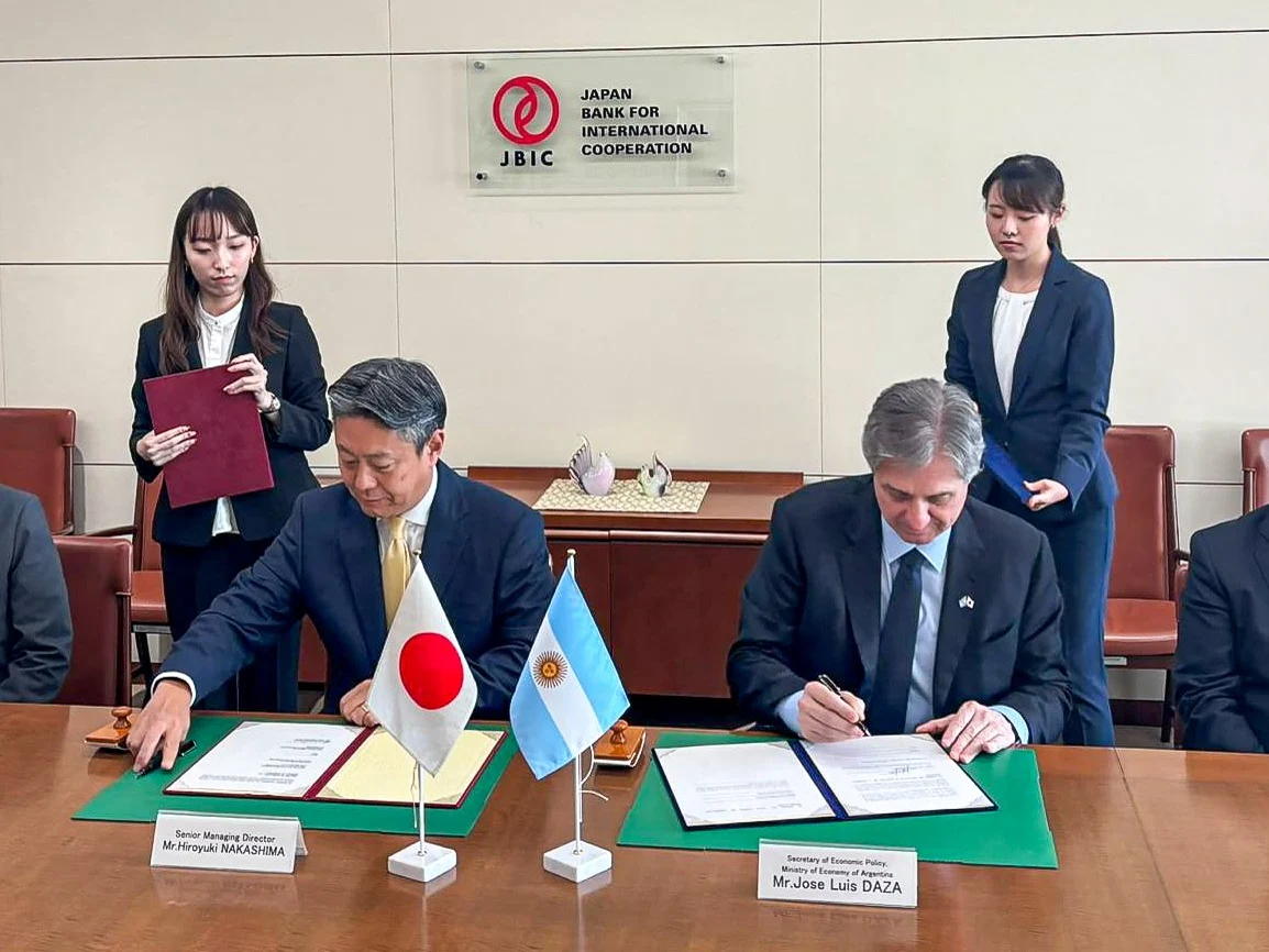 El viceministro de Economía argentino, José Luis Daza, y autoridades del JBIC.