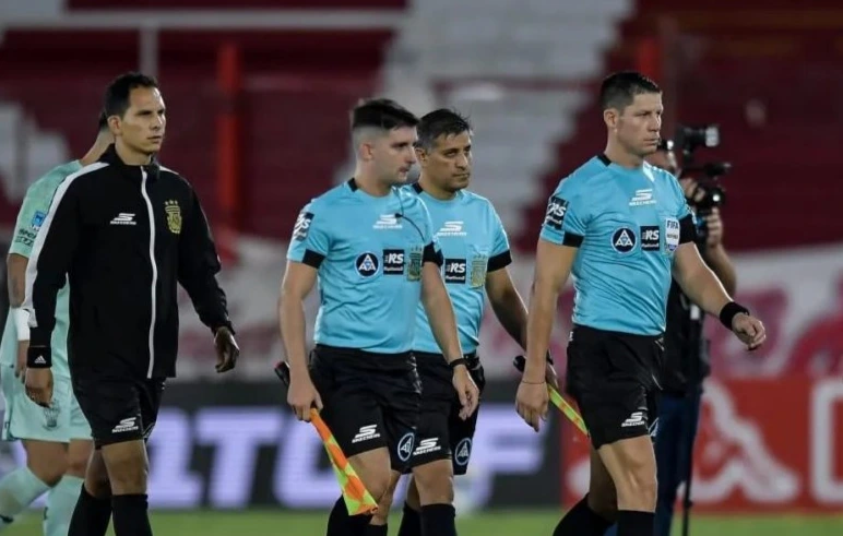 Ramírez y su equipo arbitral recibieron amenzas en el entretiempo del partido entre Huracán y Gimnasia