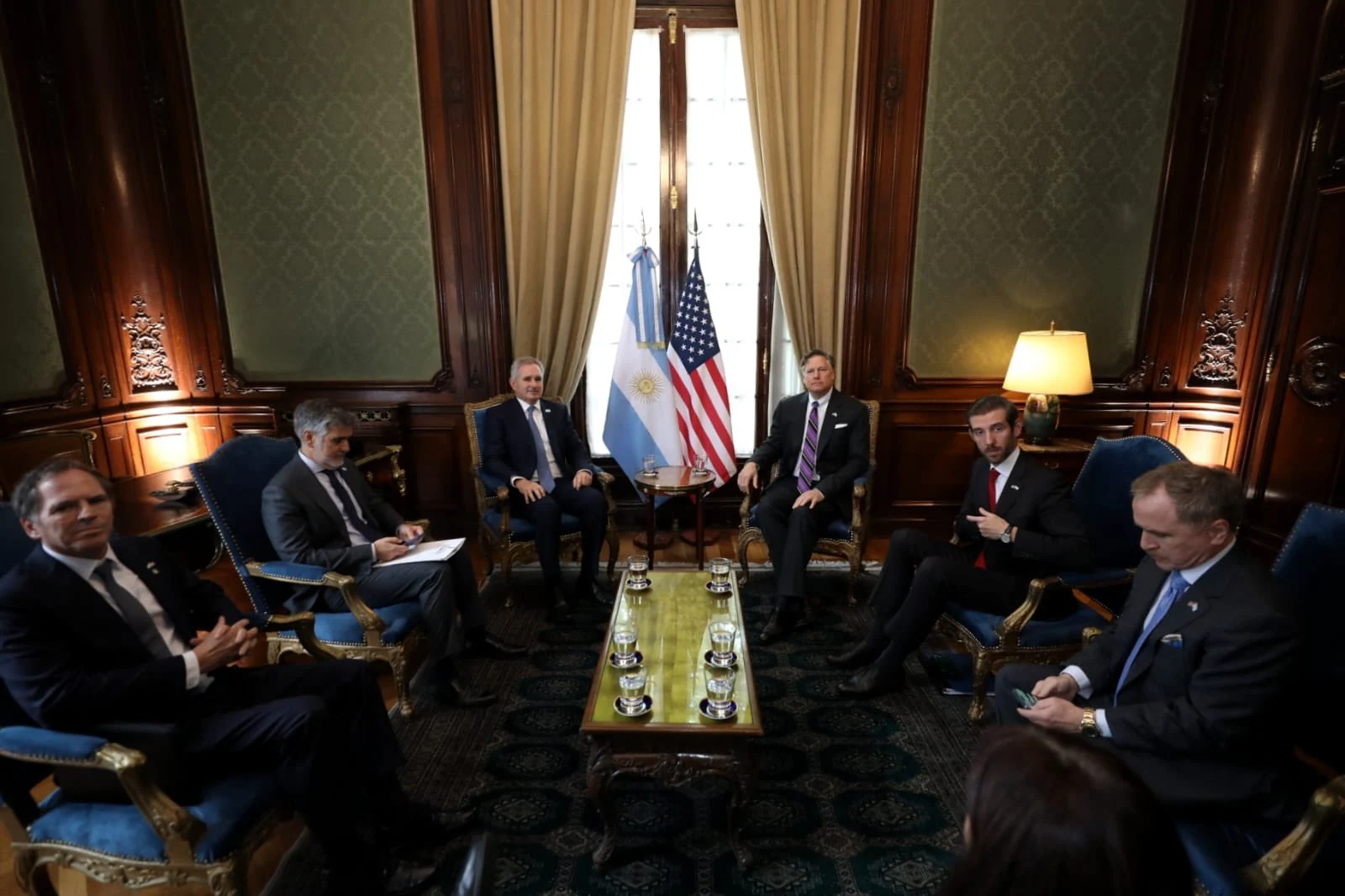 El canciller Pablo Quirno en el Palacio San Martín junto a funcionarios de la administración Trump.