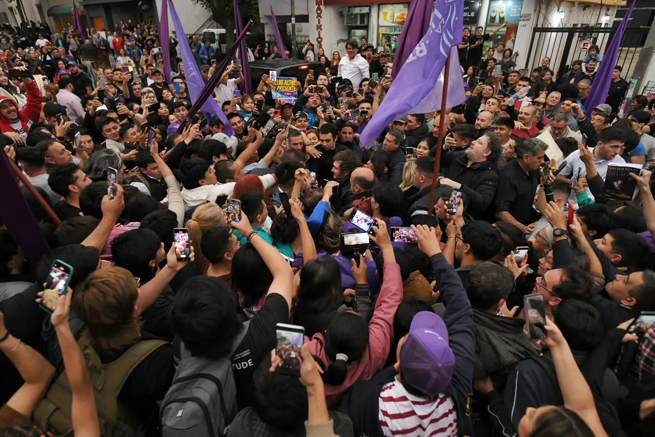 Más de mil personas recibieron al presidente.