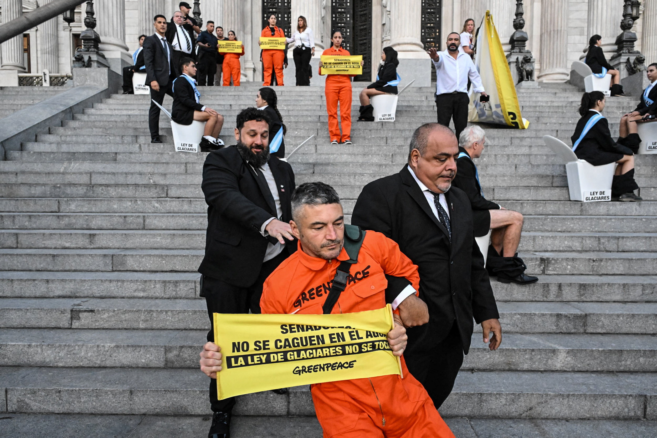 Otro ataque de Greenpeace en el Congreso.