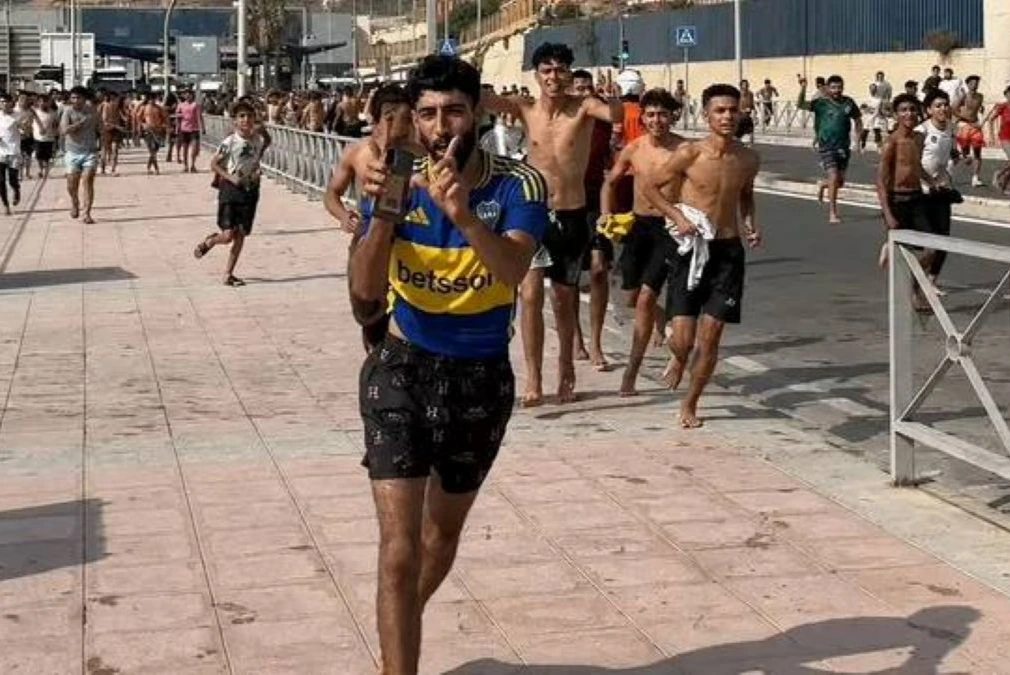 Boca es mundial: un joven marroquí cruzó la frontera de Ceuta con una camiseta del Xeneize