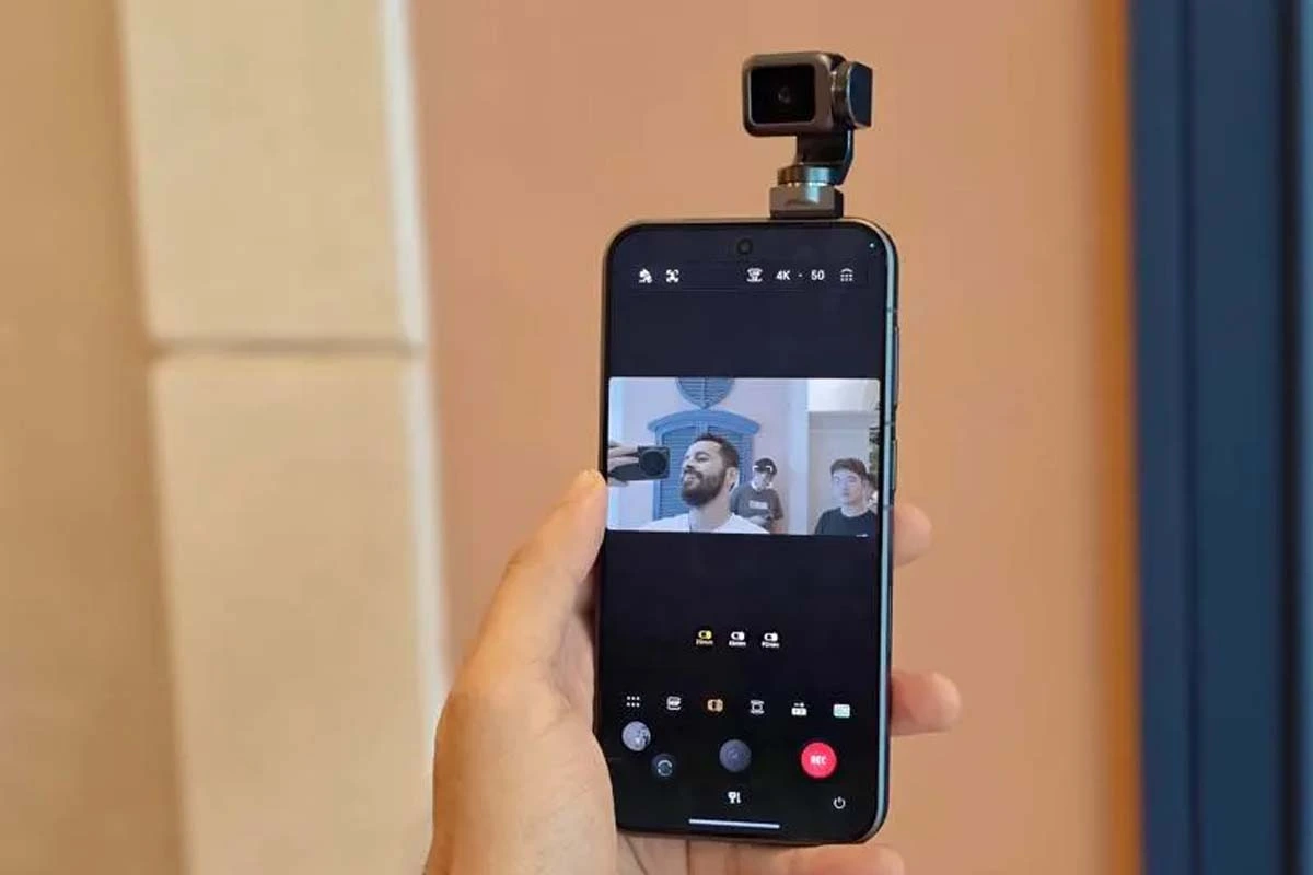 El Robot Phone también suma inteligencia artificial y gestos