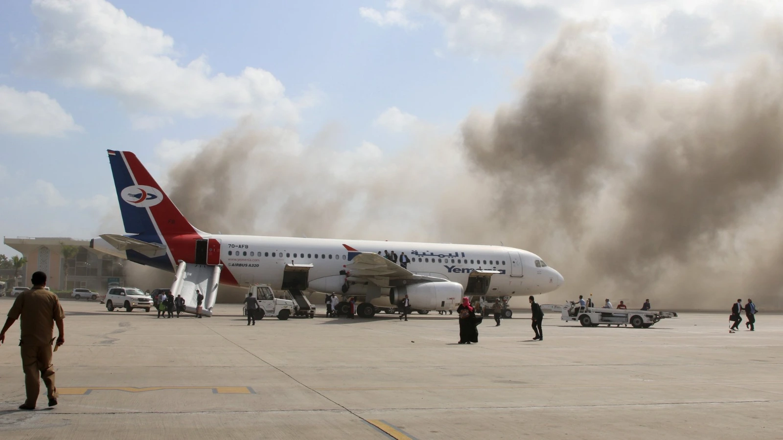 Los terroristas hutíes respaldados por el régimen de Irán atacó el aeropuerto de Adén con dos misiles que impactaron cerca de un vuelo comercial