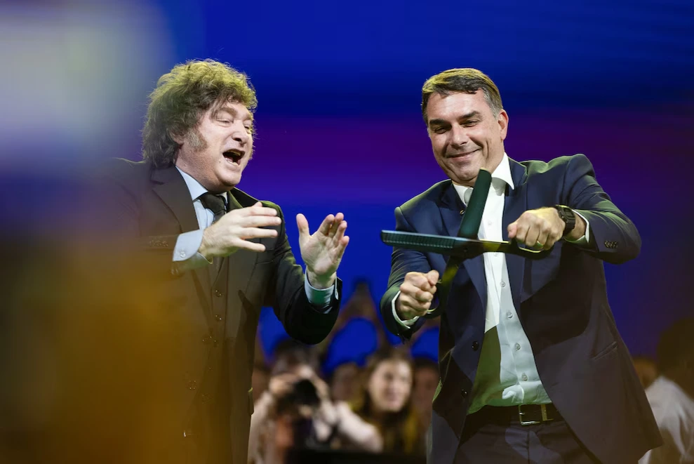 Javier Milei supported Flávio Bolsonaro's candidacy and destroyed the dictator Lula da Silva