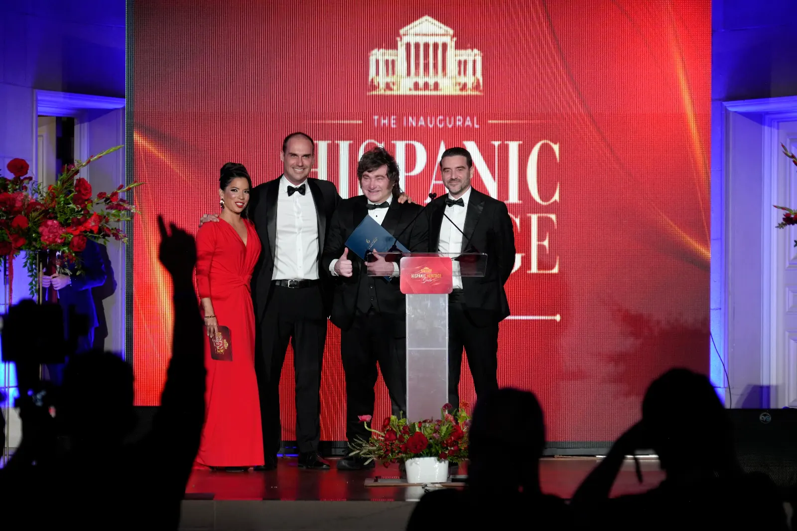 Javier Milei junto a Eduardo Bolsonaro y Javier Negre en la gala hispana.