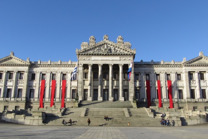 The traditional parties are the source of Uruguayan chaos, they are not guarantors of any institutional stability