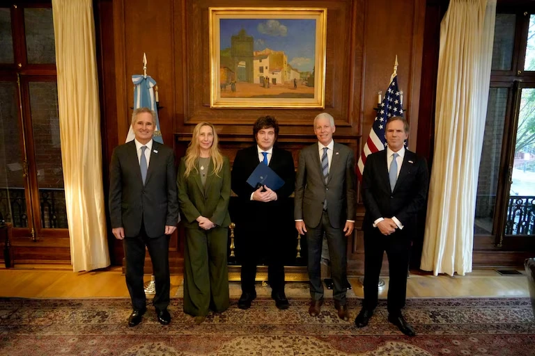Javier Milei junto al secretario de Energía Wright, Karina Milei, Pablo Quirno y Alec Oxenford.
