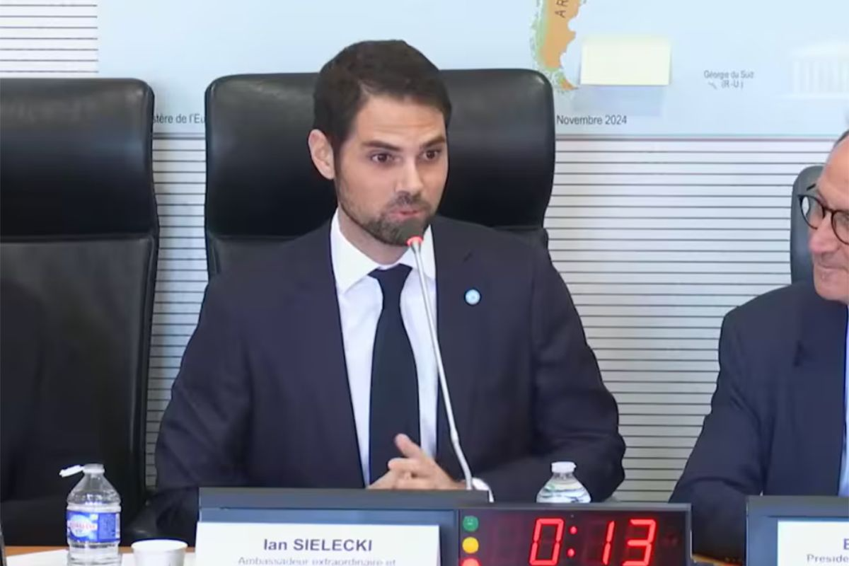 Ian Sielecki at the French Assembly.