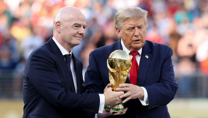 Gianni Infantino junto a Donald Trump entregando la Copa del Mundo