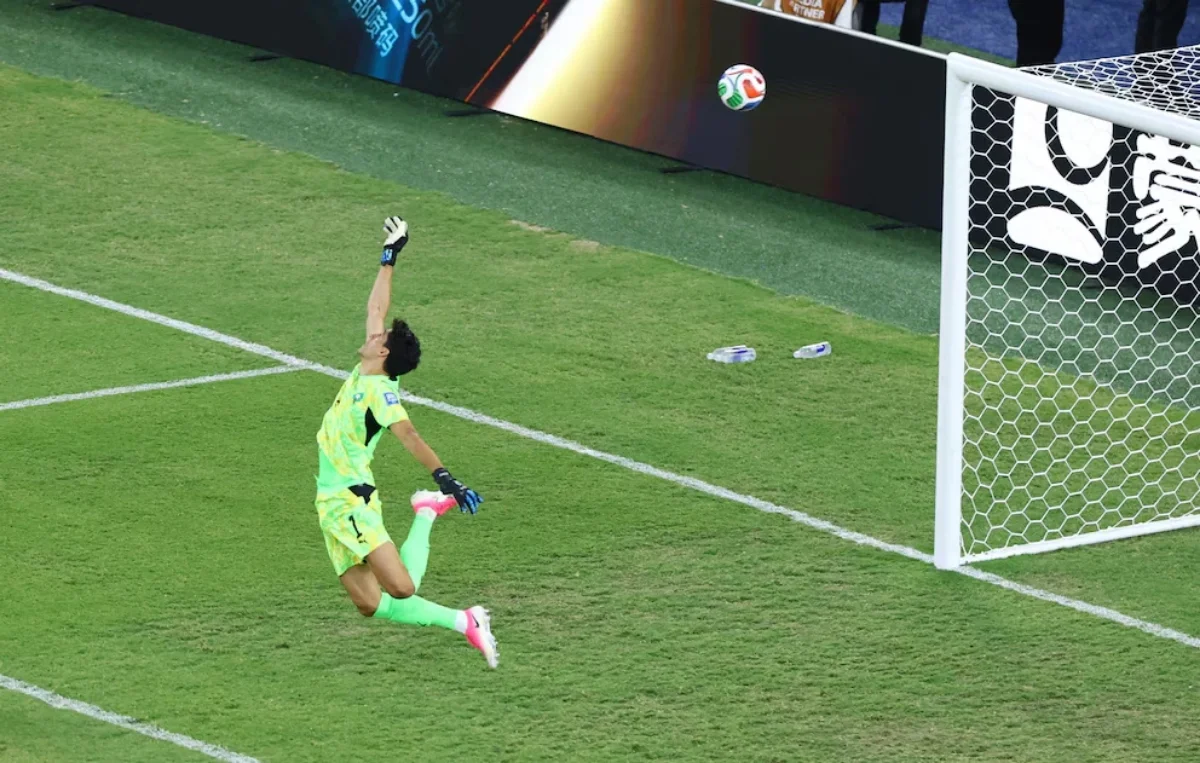 A salvador slap prevented Micky van de Ven's goal