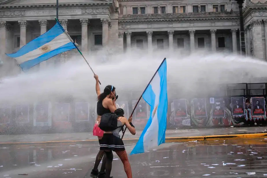 Los sujetos fueron los mismos que se hicieron virales por cruzarse frente a los camiones hidrantes.