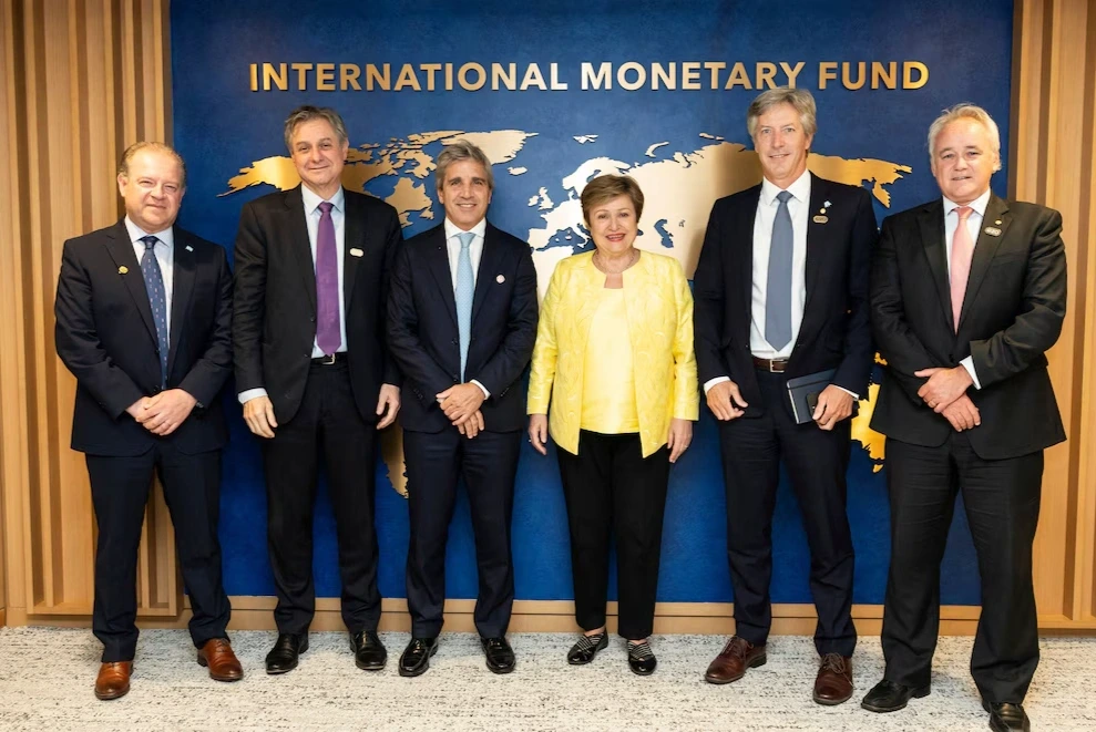 Luis Caputo se reunió con Kristalina Georgieva en Washington tras cerrar un desembolso por USD 1.000 millones con el FMI