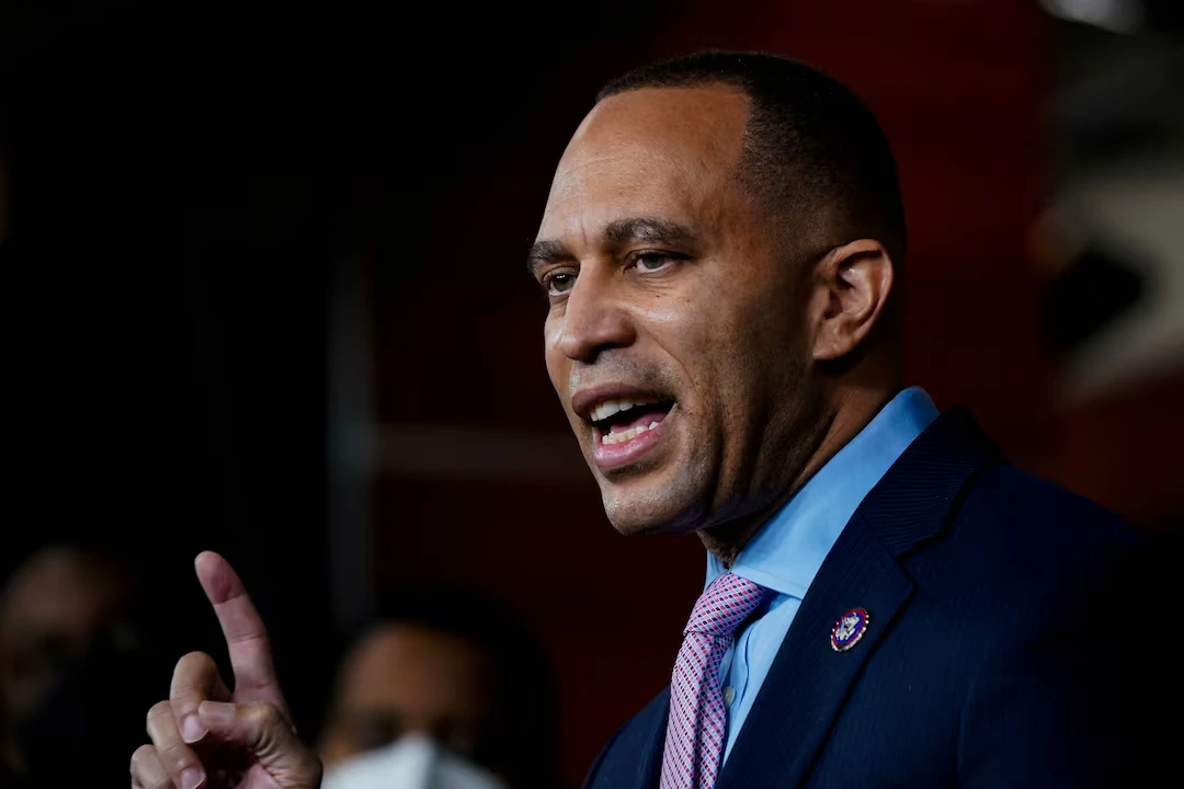 Hakeem Jeffries aseguró que la avanzada judicial contra la demócrata constituye una ''persecución política''