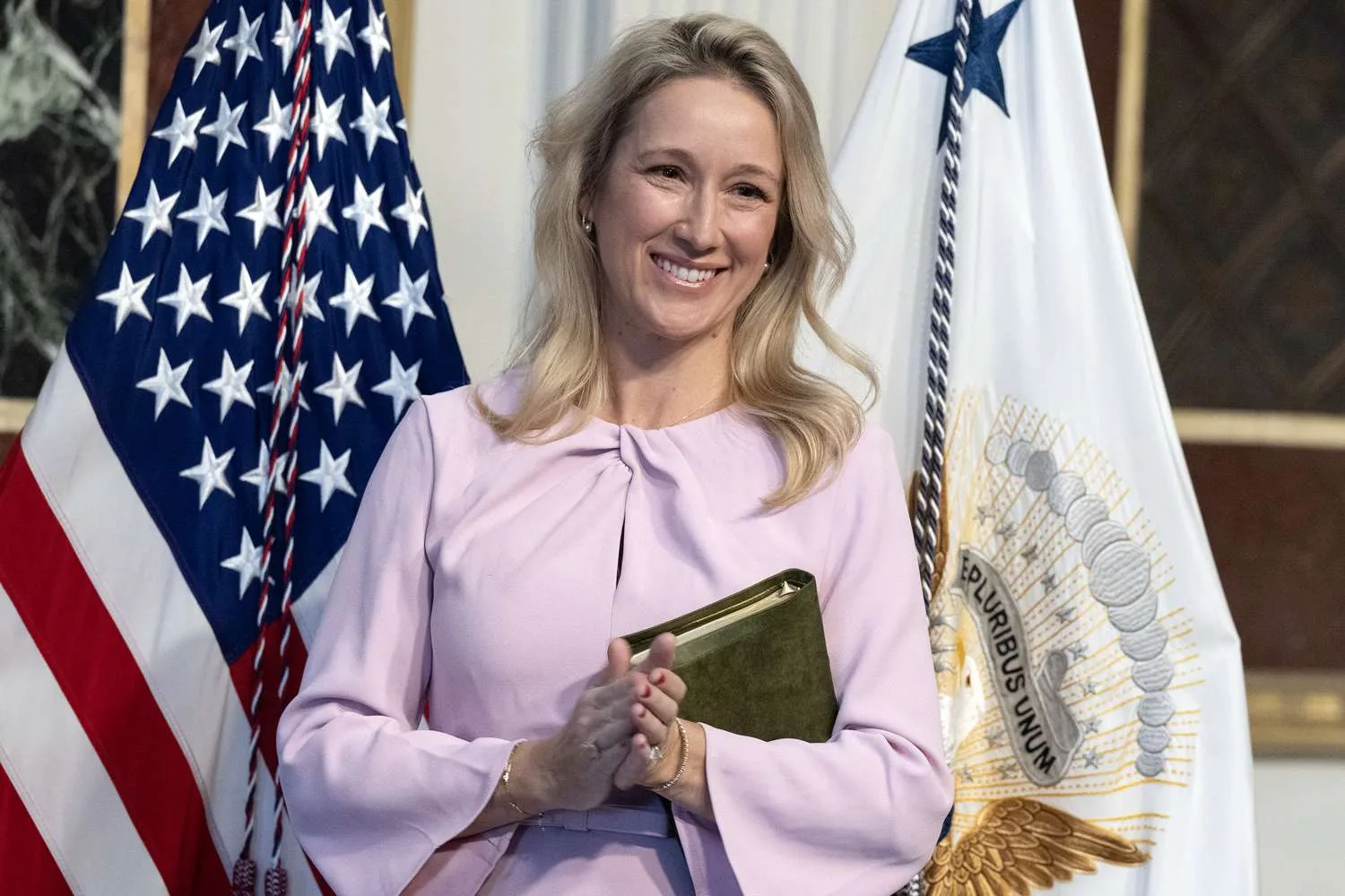 La esposa del secretario de Guerra, Jennifer Hegseth, fue designada como la presidente de la comisión