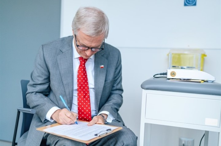 Kast llenando una planilla médica en el centro de análisis toxicológicos.