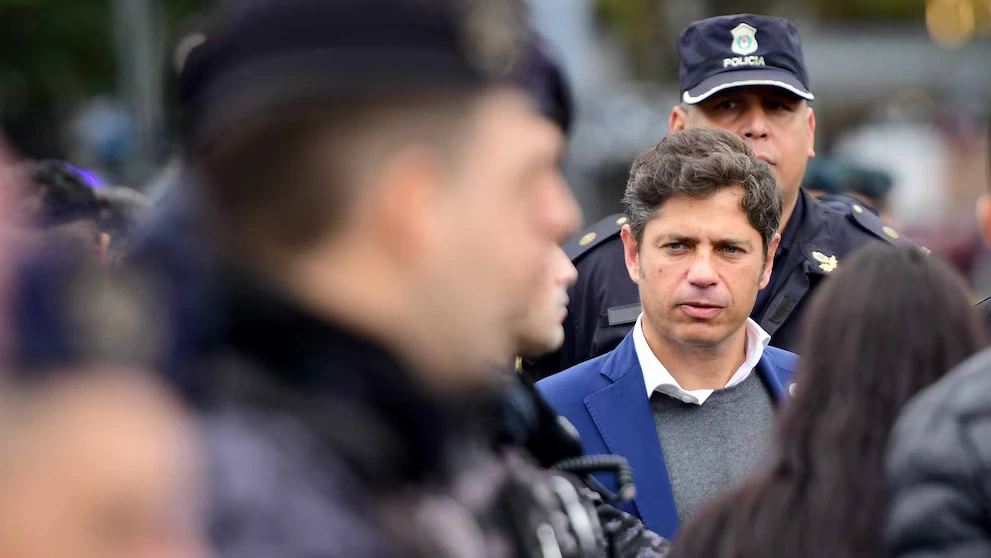 Kicillof junto a policias bonaerenses.