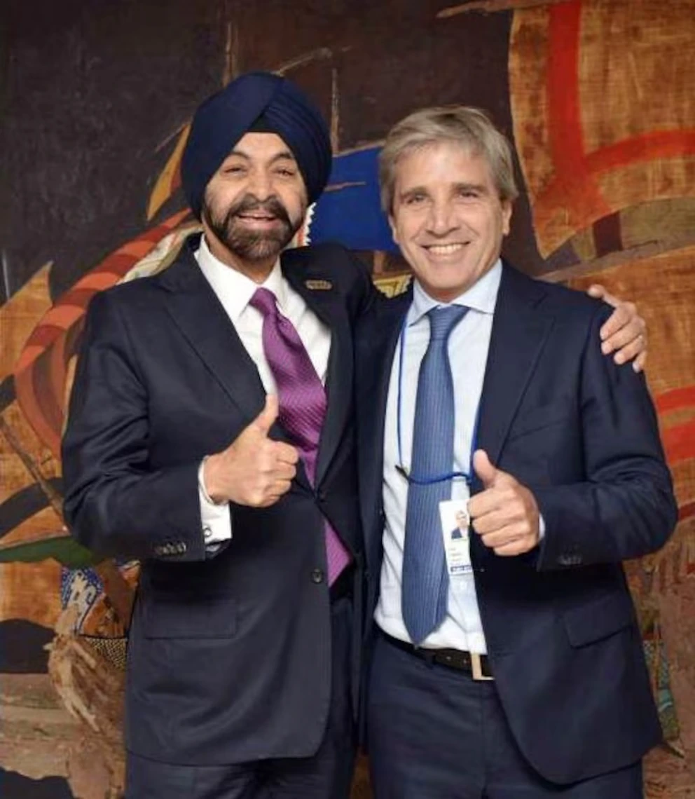 Luis Caputo, ministro de Economía, y Ajay Banga, presidente del Banco Mundial