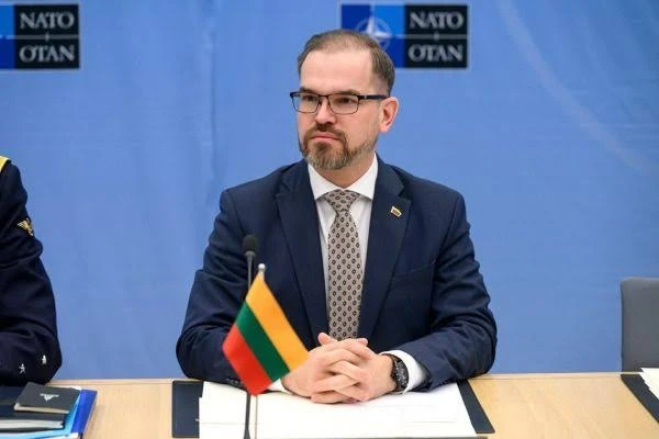 El ministro de Defensa lituano advirtió por posibles ataques de falsa bandea provocados por Rusia dentro de territorio báltico