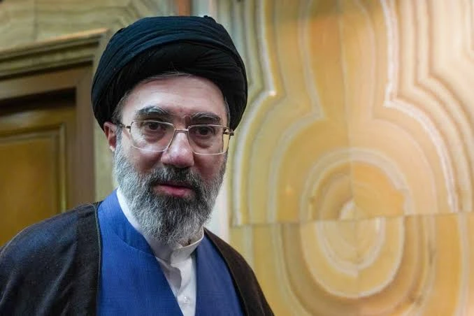 El régimen del gay y desfigurado Mojtaba Jamenei, aumentó las ridículas concesiones que realizó a Estados Unidos para reabrir el Estrecho de Ormuz