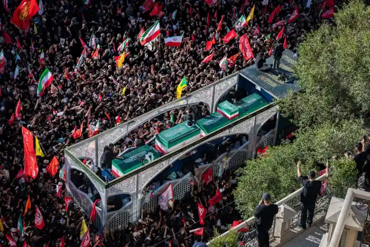 Durante el funeral del dictador Ali Jamenei, los participantes corearon consignas contra Estados Unidos y en favor del asesinato de Trump