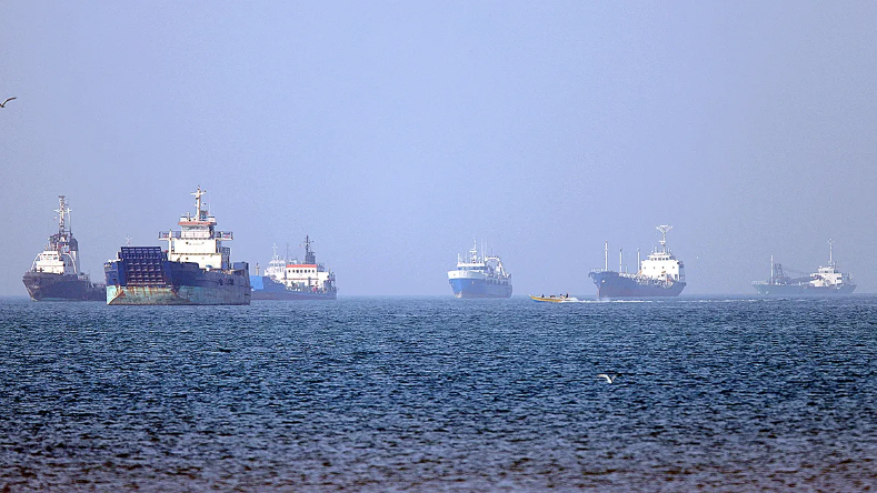El régimen terrorista iraní secuestró un buque que estaba anclado en las costas de los Emiratos Árabes Unidos