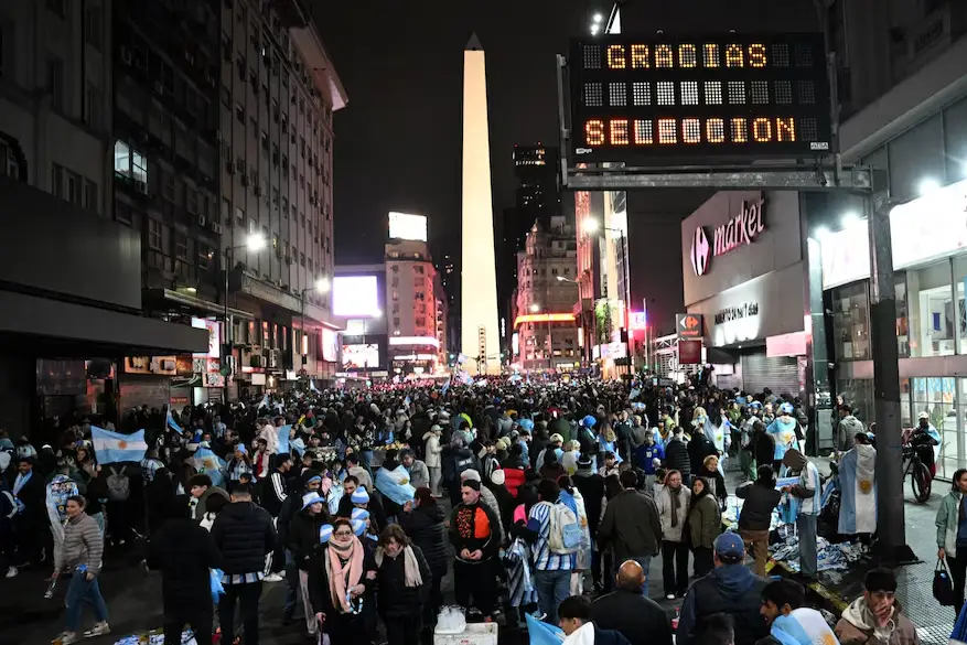 Miles de hinchas colmaron las calles de Argentina para celebrar el pase a semifinales