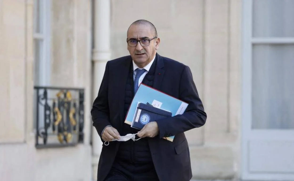 El ministro del Interior de Francia presentó la renuncia por su responsabilidad en los hechos, pero el presidente Emmanuel Macron no la aceptó