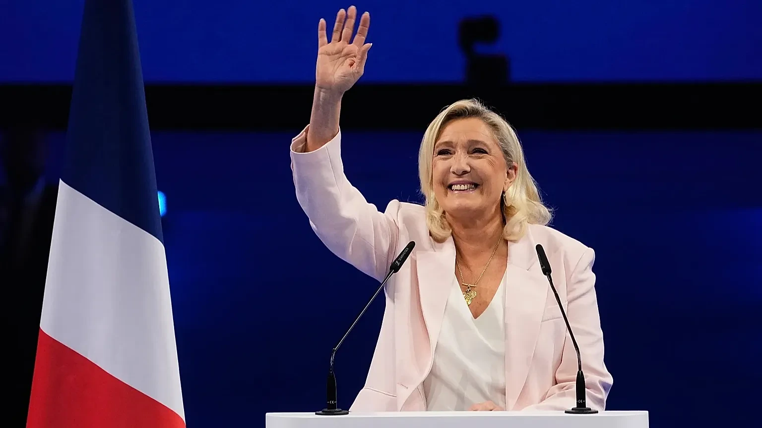 En medio de las violentas protestas en Francia, Marine Le Pen lanzó su candidatura presidencial en la ciudad de Orleans