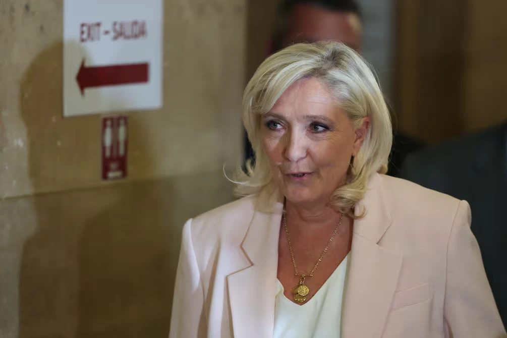 La causa contra Le Pen se remonta a un presunto desvío de fondos durante los años 2004 y 2016 hacia el partido que hoy se identifica como Agrupación Nacional