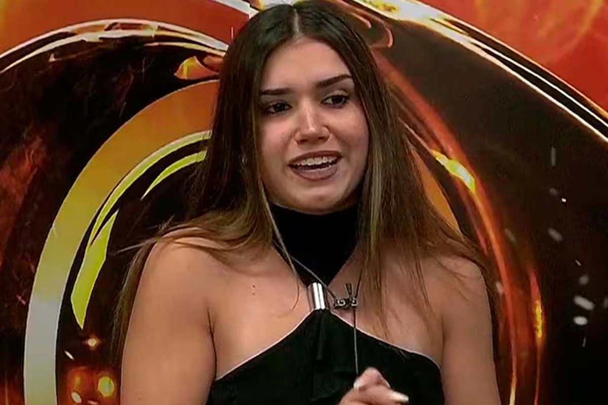  Lola se había molestado porque él comenzó a seguir a una chica que conocía