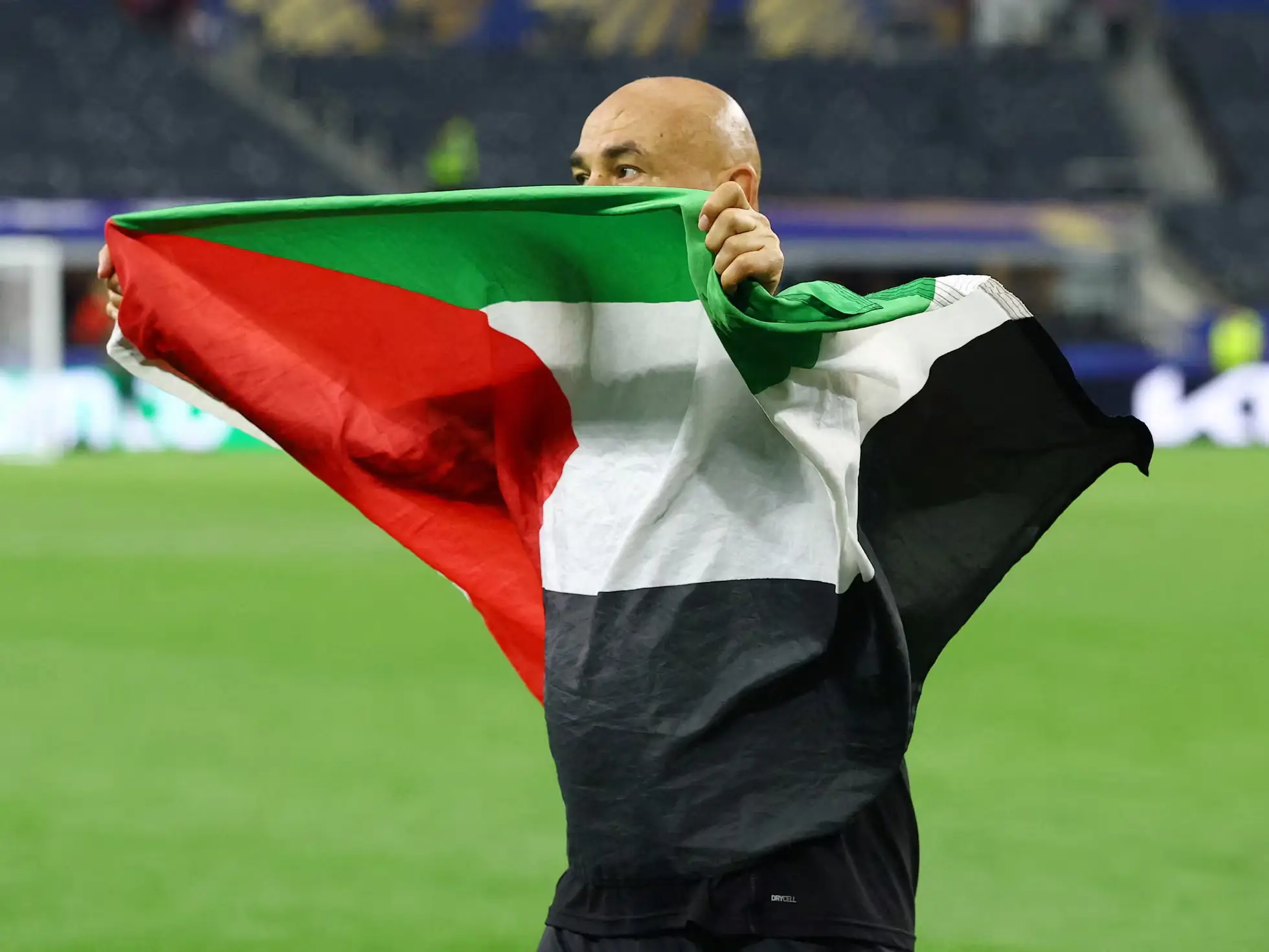 The coach of Egypt displayed a Palestinian flag and, for the moment, has not been sanctioned