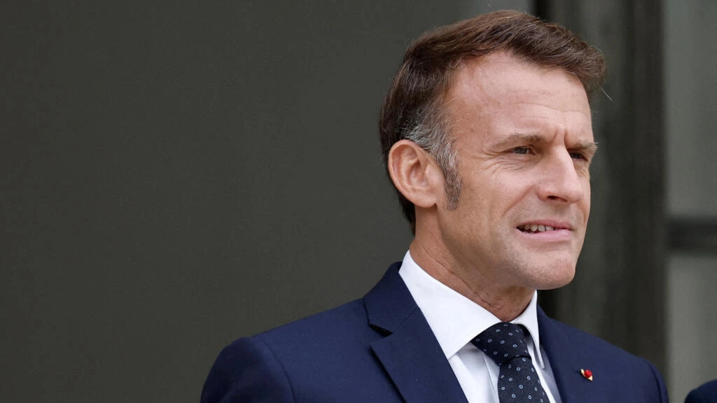 En medio de un viaje al Golfo Pérsico, Macron advirtió consecuencias para los responsables de los destrozos 
