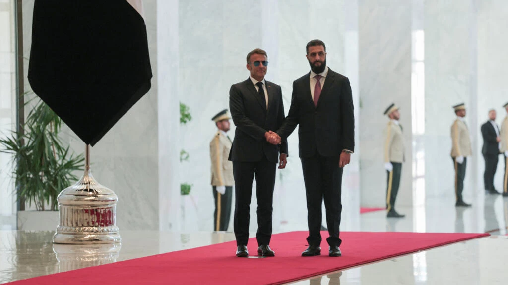 El atentado se produjo en el hotel en donde se hospedaba el presidente francés Emmanuel Macron, quien no se vio afectado por el ataque
