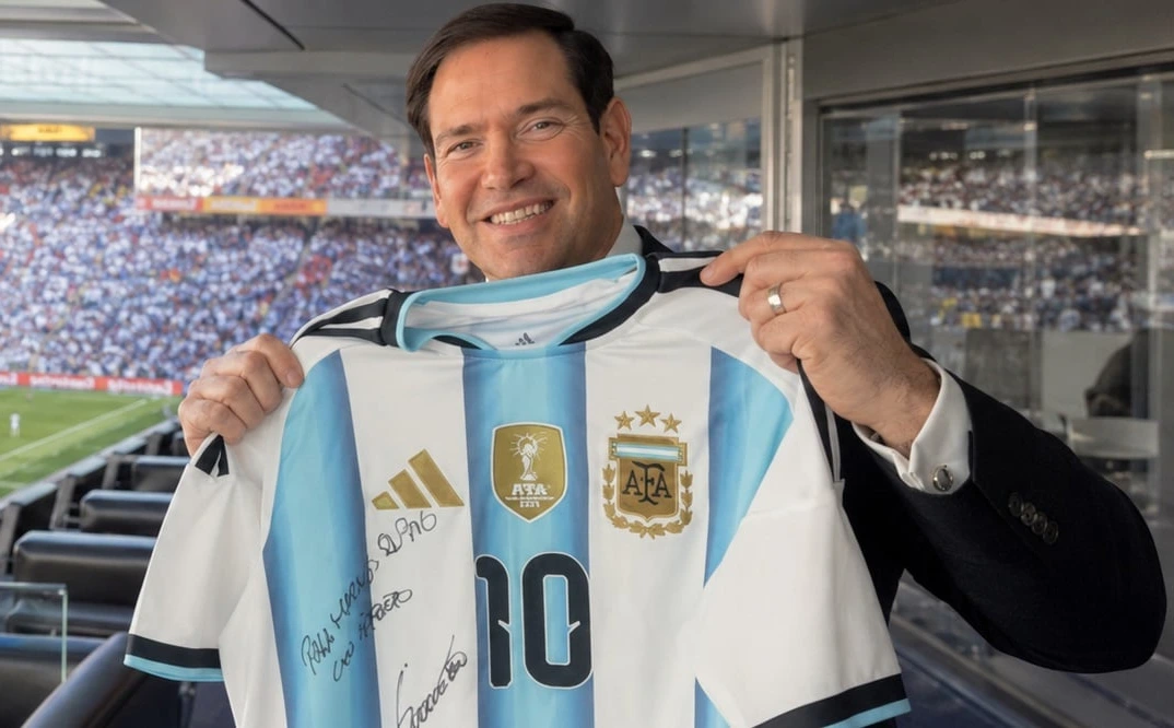 Marco Rubio posando con su camiseta.