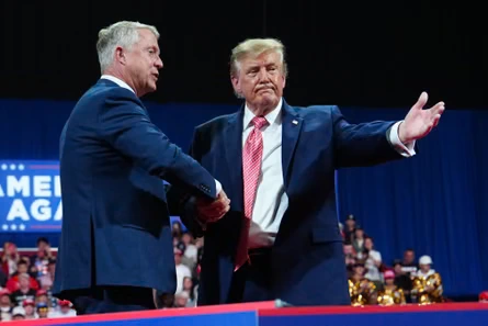 El presidente Donald Trump anunció junto al senador republicano Roger Marshall, 8.000 millones de dólares en asistencia al campo estadounidense