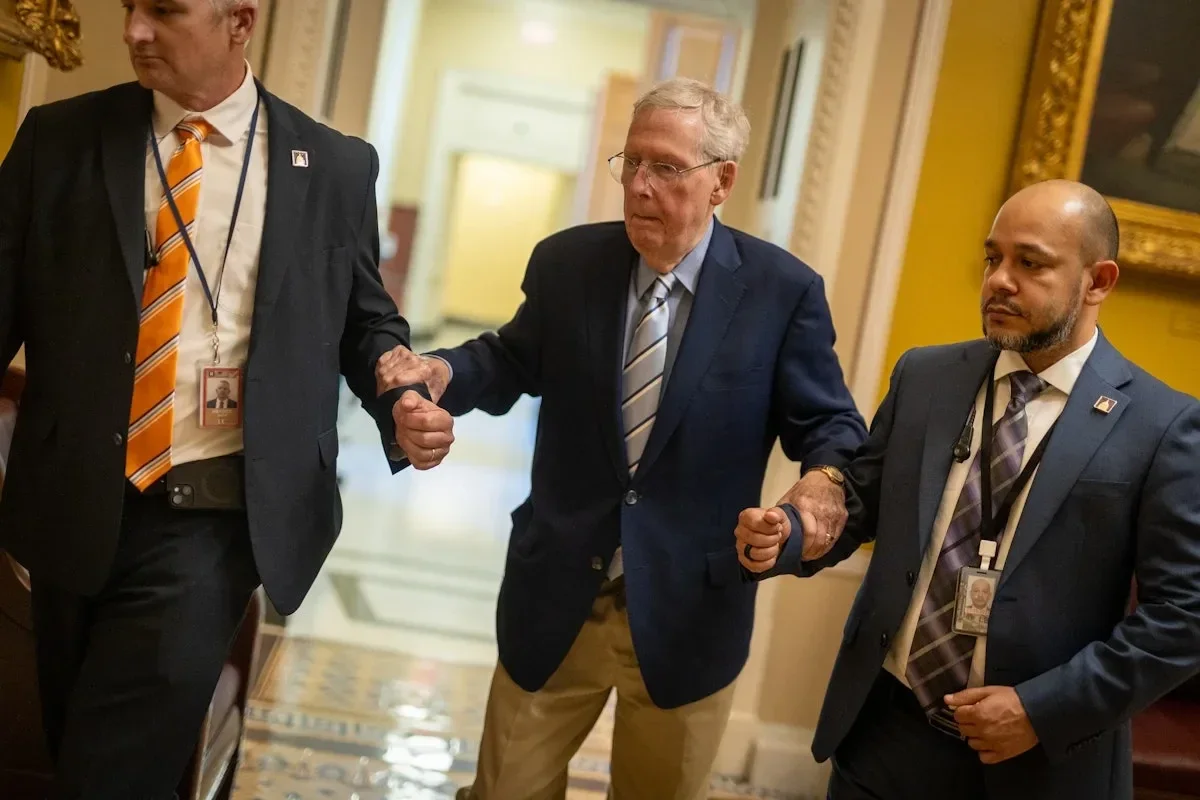 El senador republicano Mitch McConnell fue encontrado en su departamento inconsciente y con un posible paro cardíaco