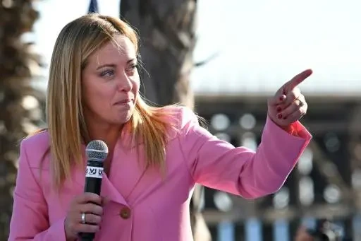 El gobierno de Giorgia Meloni analiza aumentar los impuestos a empresas energéticas para lograr una importante reducción tributaria en Italia