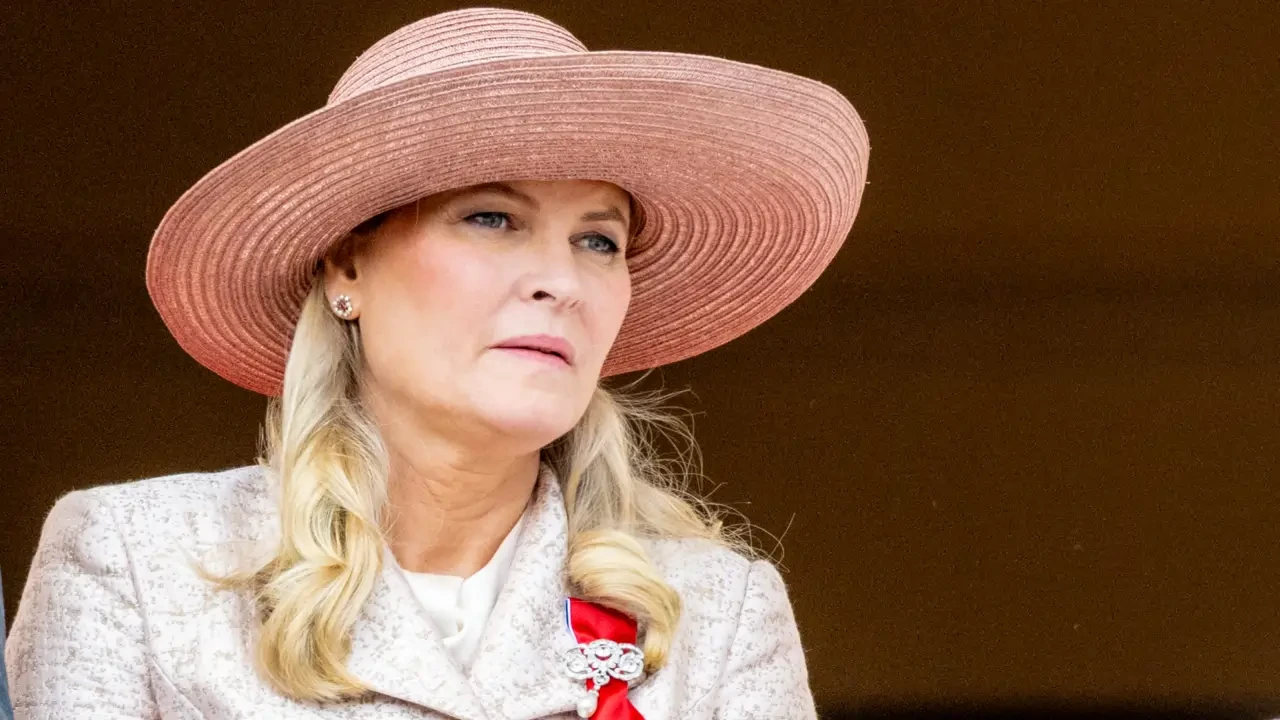 La reina consorte de Noruega se disculpó por mantener una relación de amistad con Epstein durante mucho tiempo