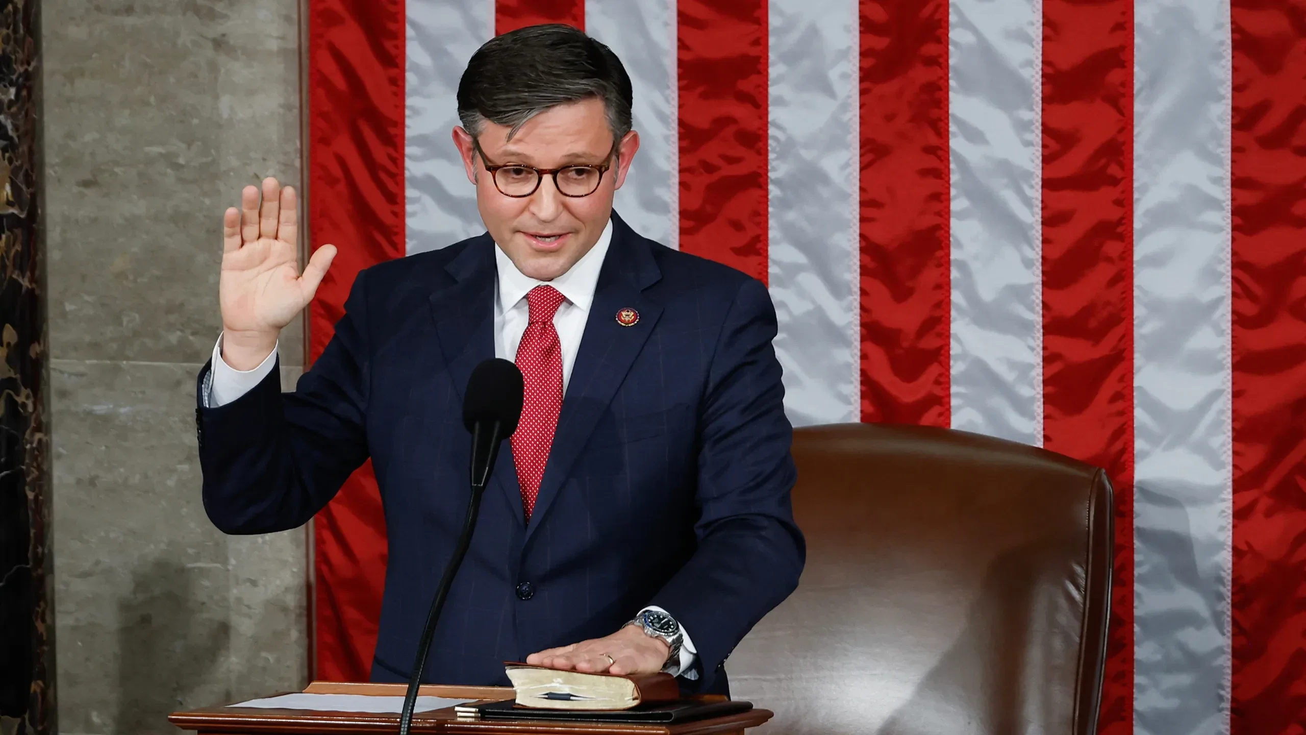 El presidente de la cámara de diputados, Mike Johnson, logró mantener la unidad republicana para la aprobación de la histórica financiación de la seguridad fronteriza