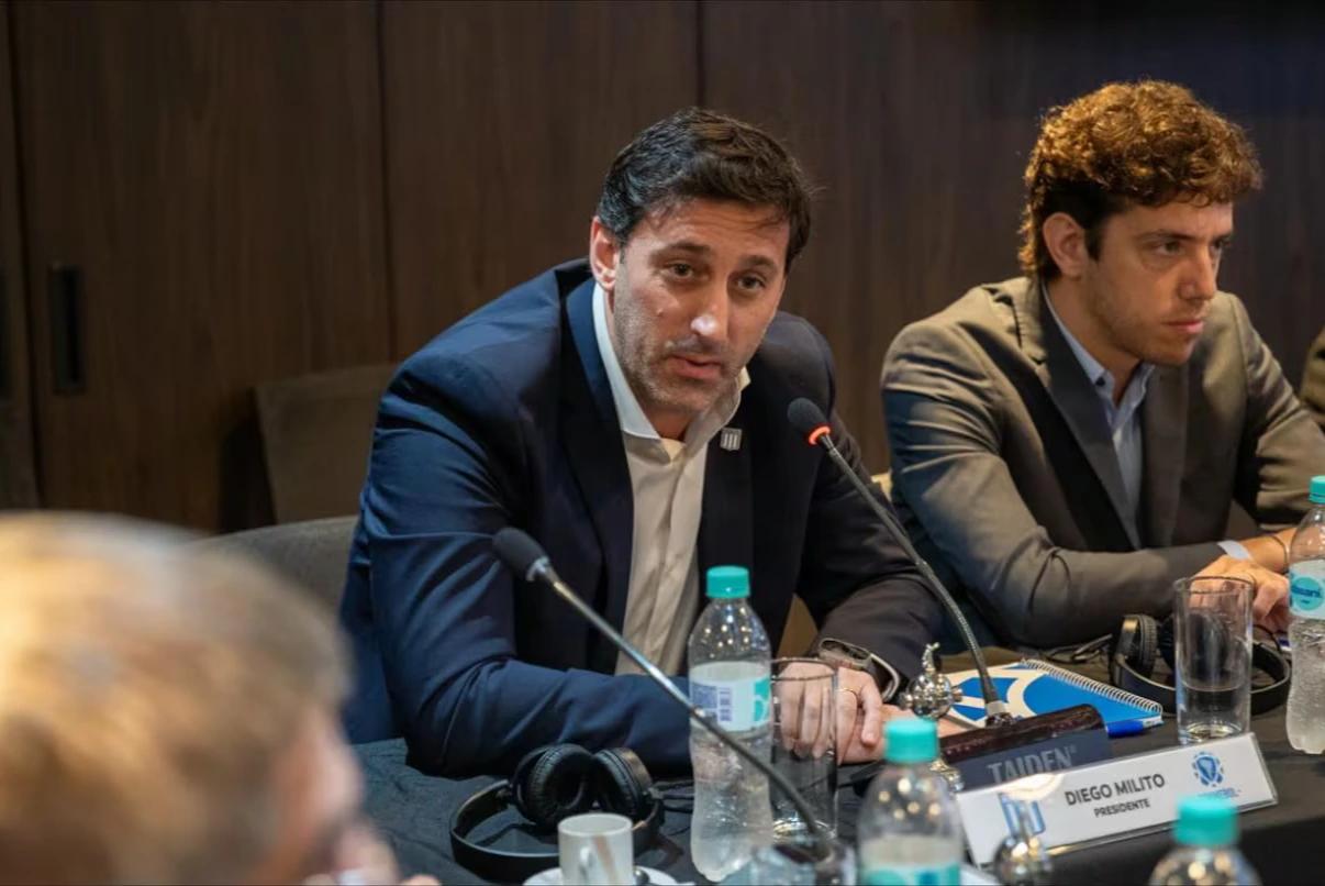 Diego Milito ante los socios de Racing y respondió a las críticas: “Tenemos que estar más unidos que nunca”