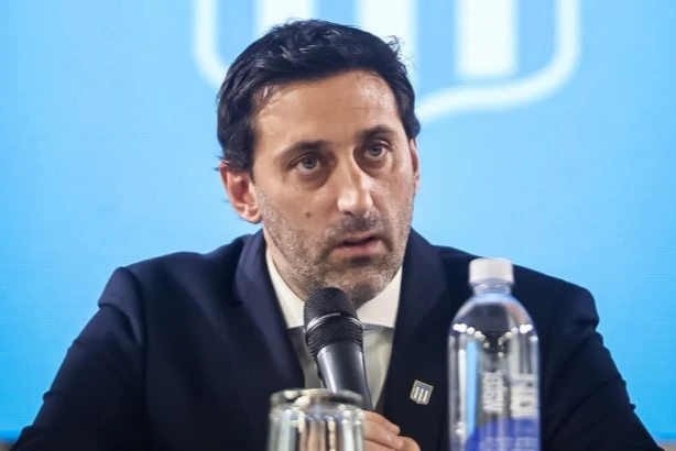Diego Milito habló ante allegados de Racing y apuntó contra las críticas a su gestión: “El cambio es cultural”